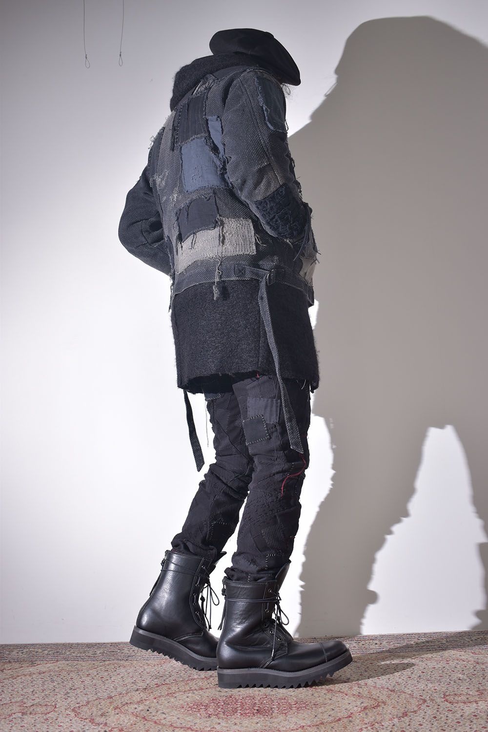 ライトアウターに保温性の高いフーディを差し込む