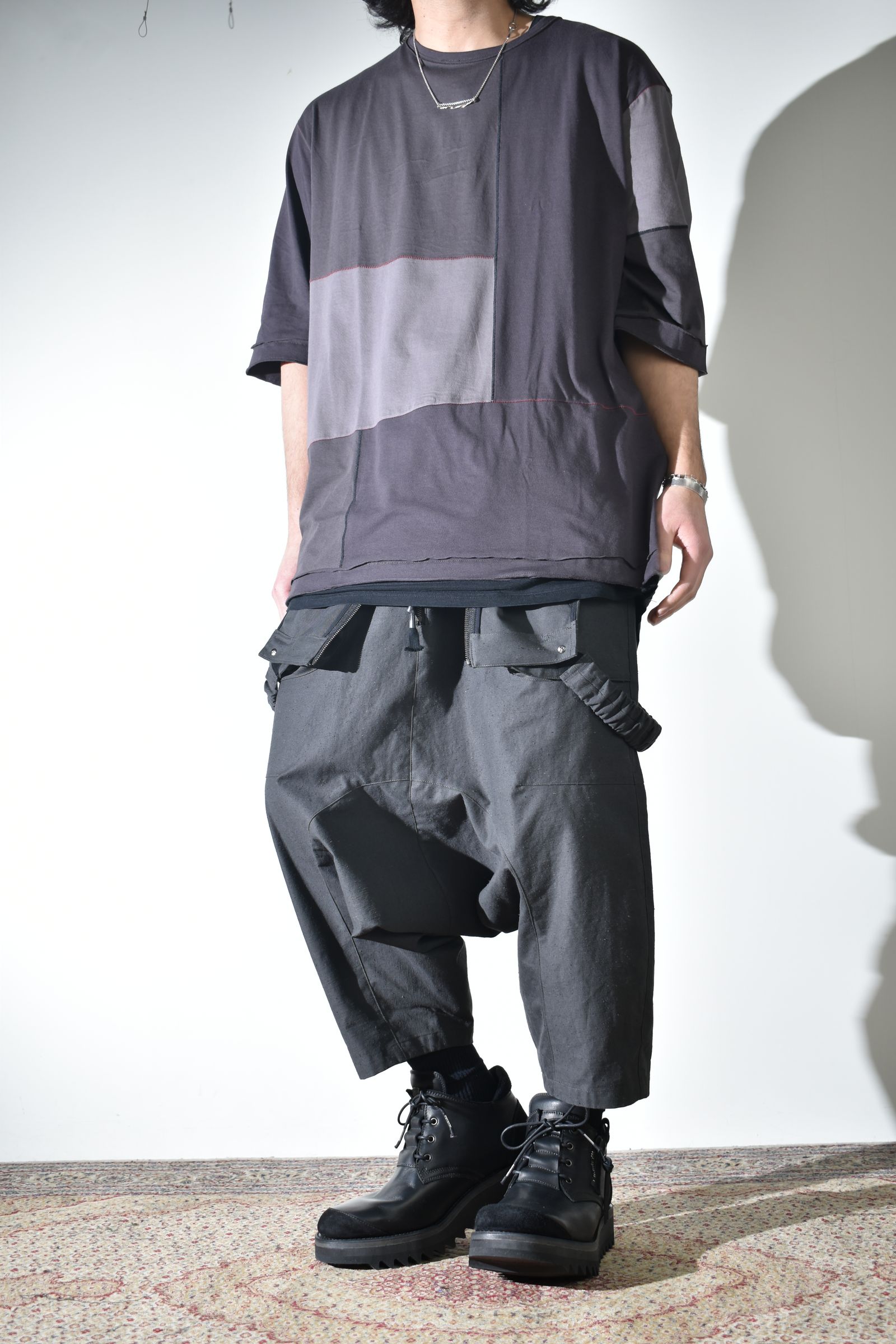 オーバーオールにラフなブルゾン