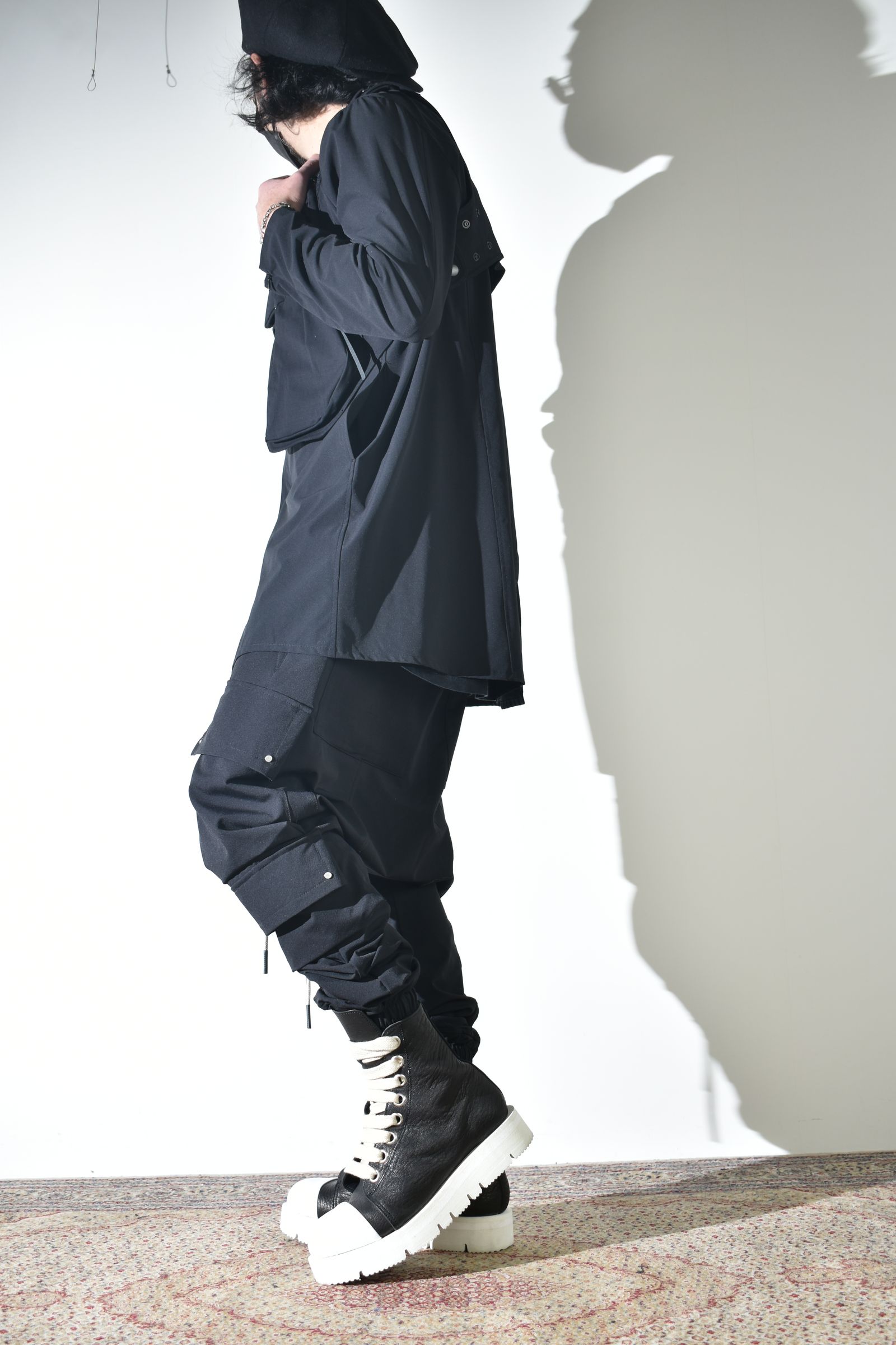 テクニカルな生地感とディテールで