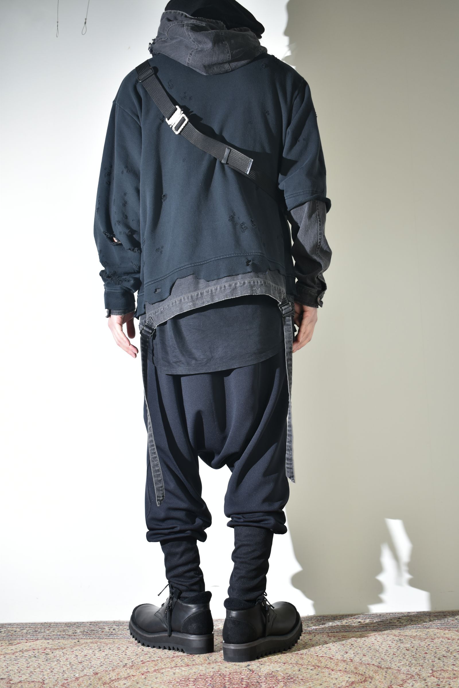 リラックス感のあるパンツでカジュアルに