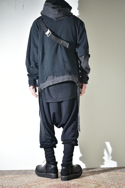 リラックス感のあるパンツでカジュアルに