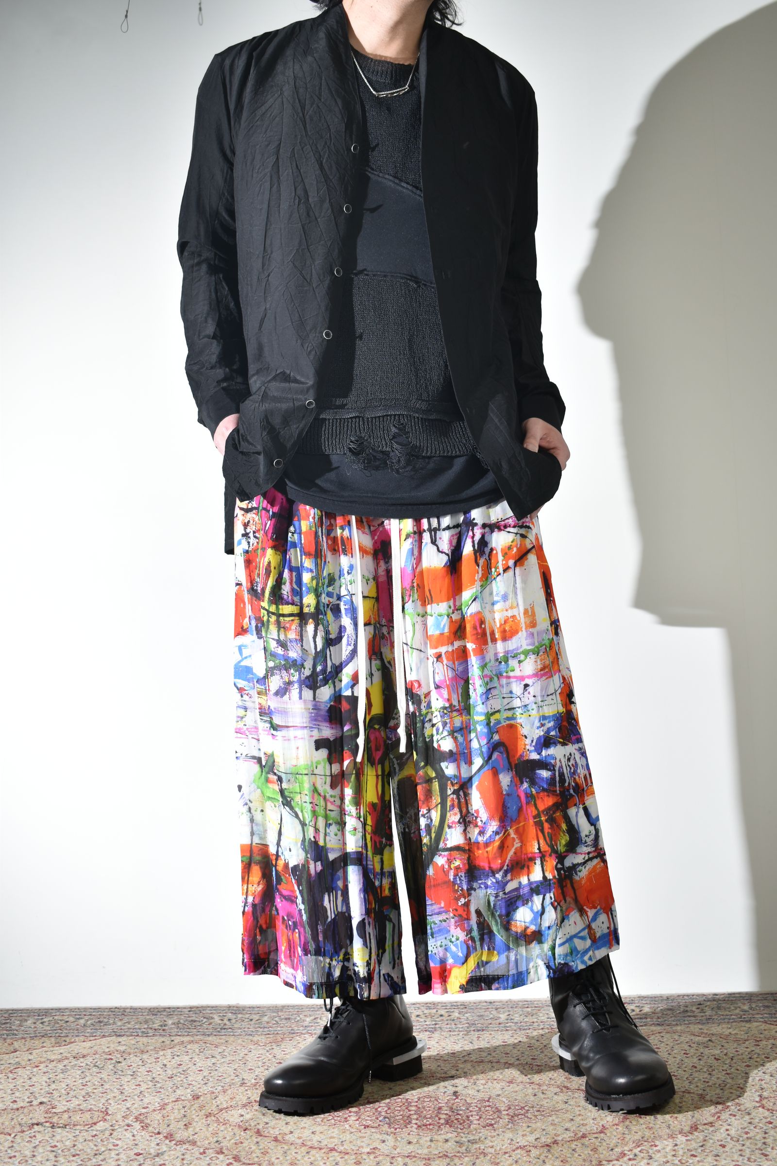 ソリッドなシャツにカラフルなクロップドイージーパンツ