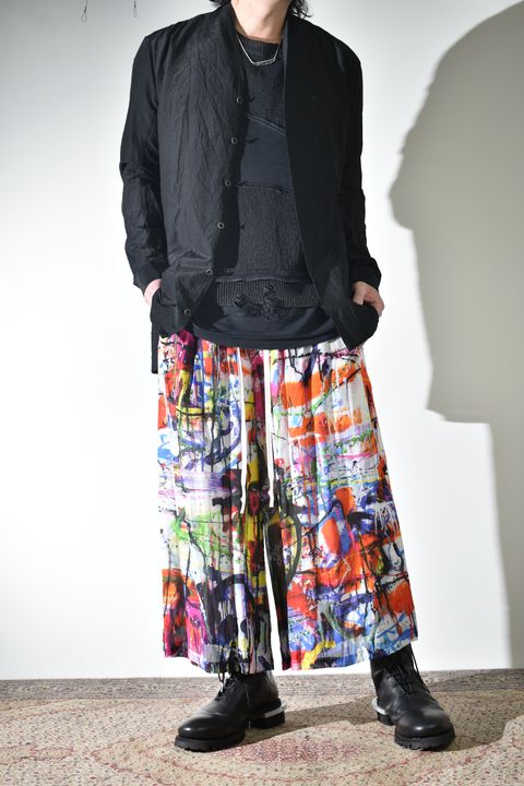 ソリッドなシャツにカラフルなクロップドイージーパンツ