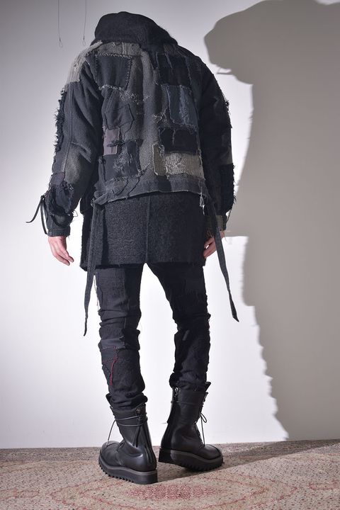 ライトアウターに保温性の高いフーディを差し込む