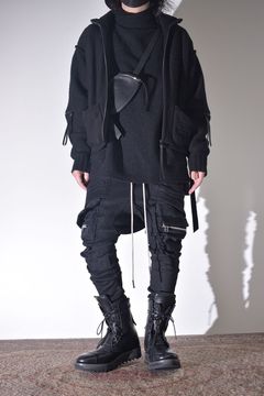 表情の異なるニットでレイヤード