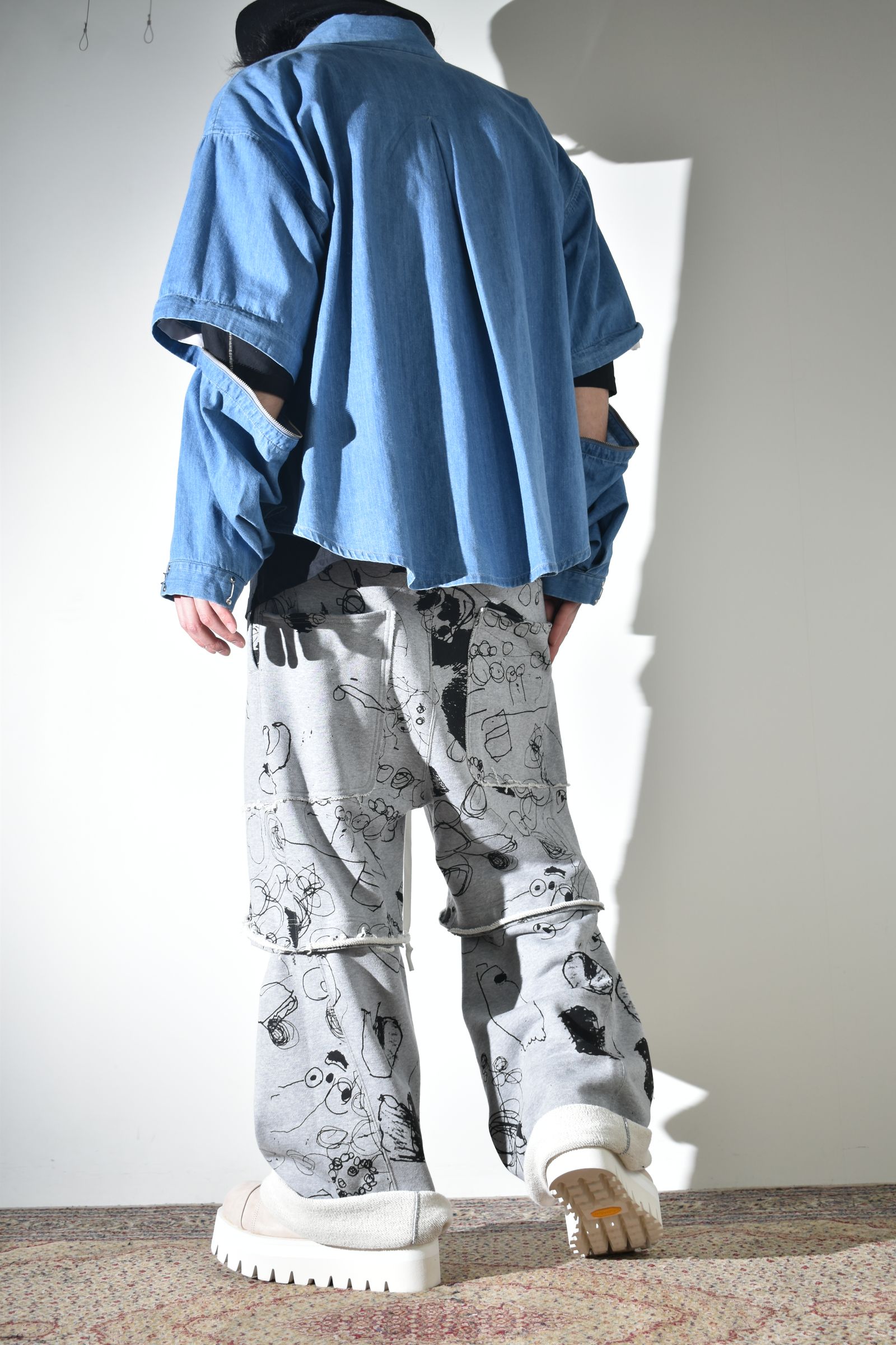 カジュアルだけじゃないデニムシャツ×スウェットパンツ