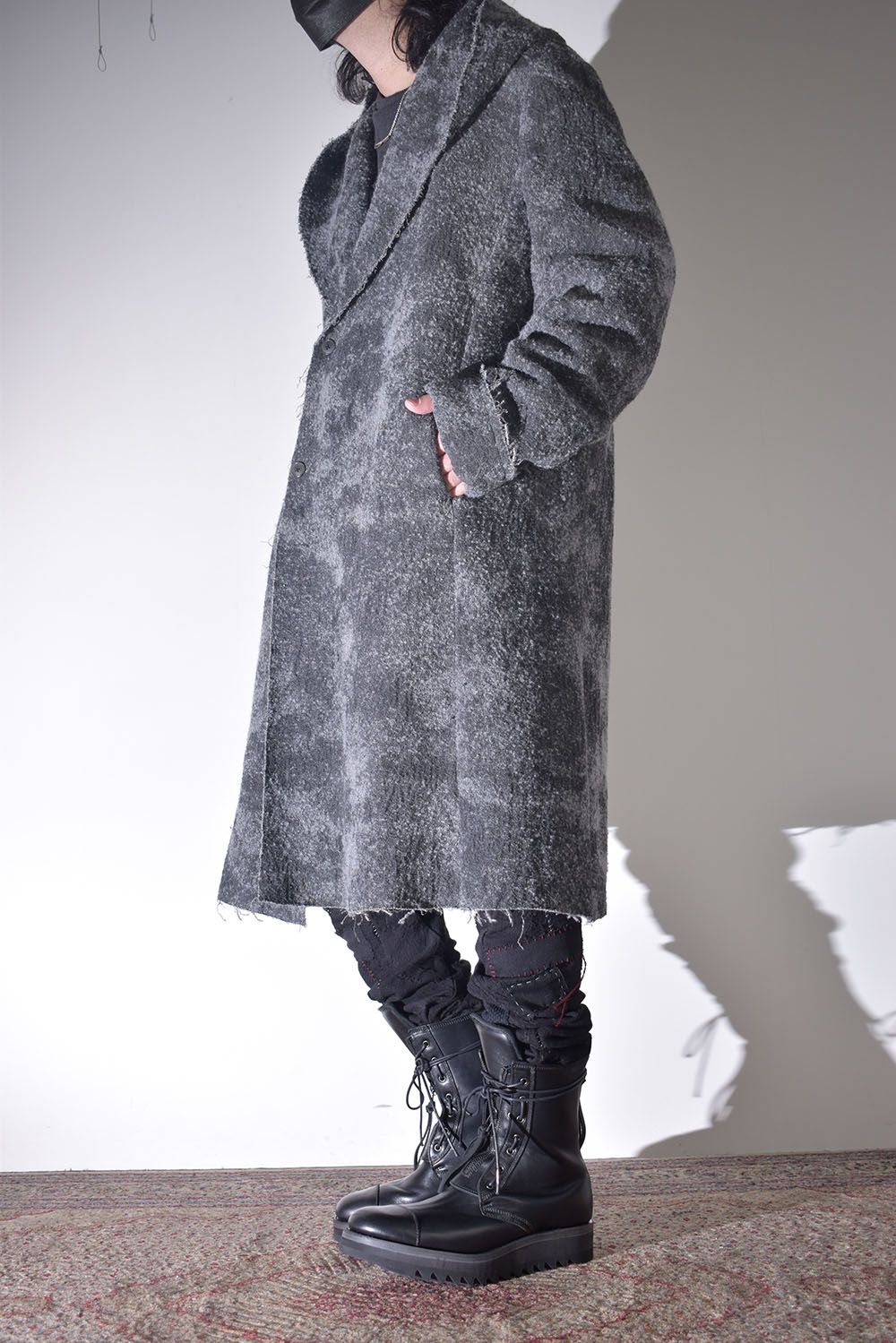 雰囲気のあるコートを羽織る