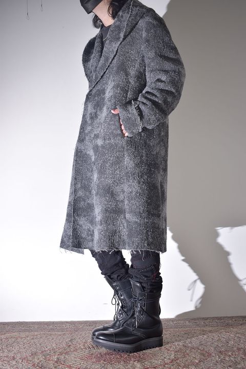 雰囲気のあるコートを羽織る