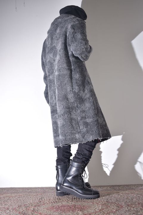 雰囲気のあるコートを羽織る