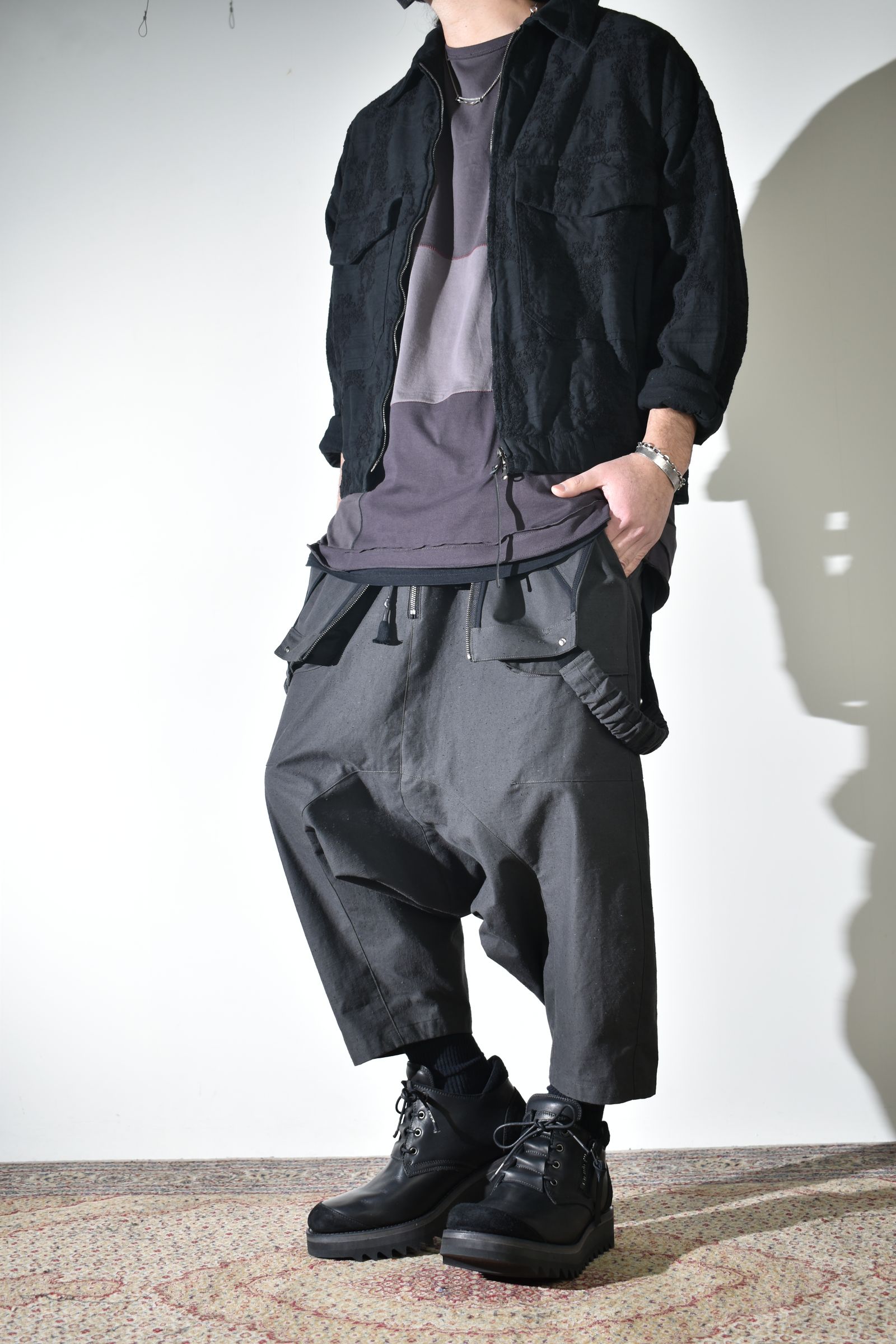 オーバーオールにラフなブルゾン