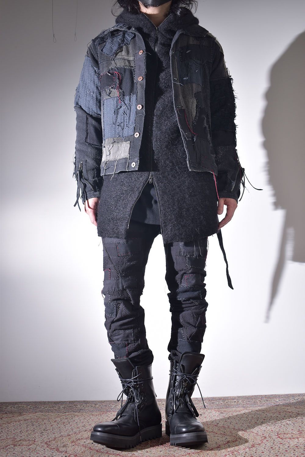 ライトアウターに保温性の高いフーディを差し込む