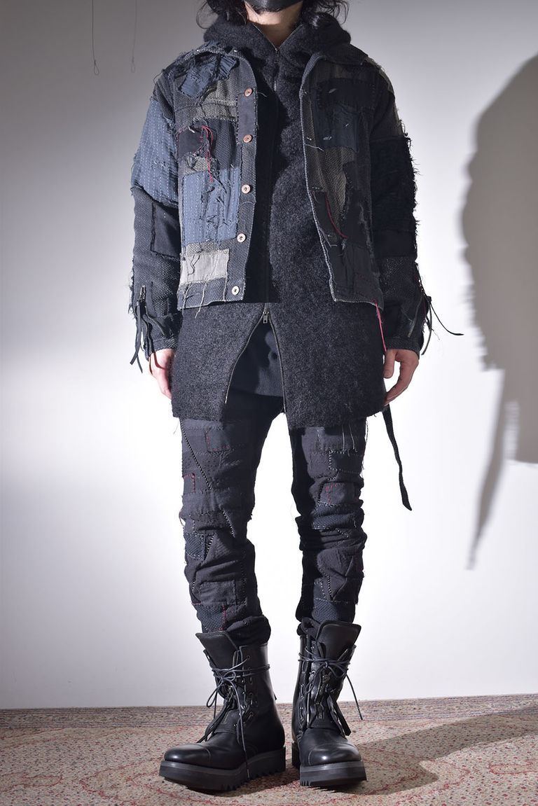 ライトアウターに保温性の高いフーディを差し込む