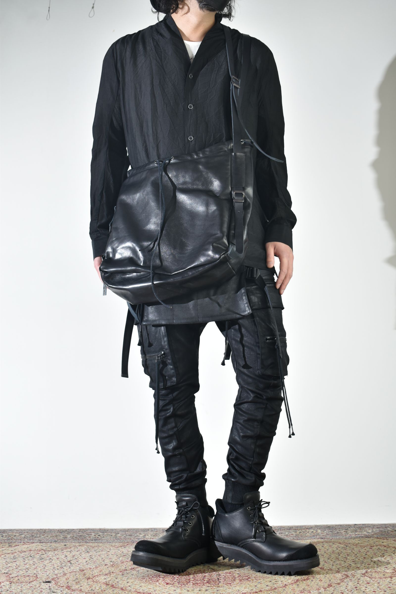 ショールカラーシャツ、インナーは白で