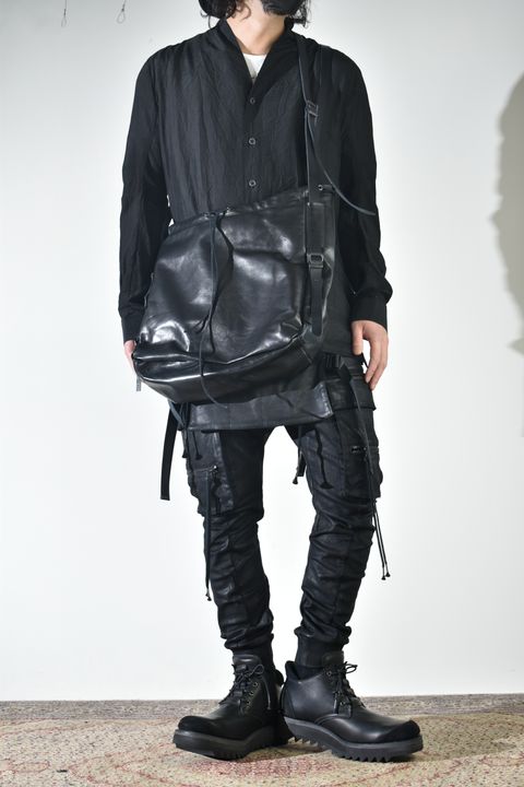 ショールカラーシャツ、インナーは白で