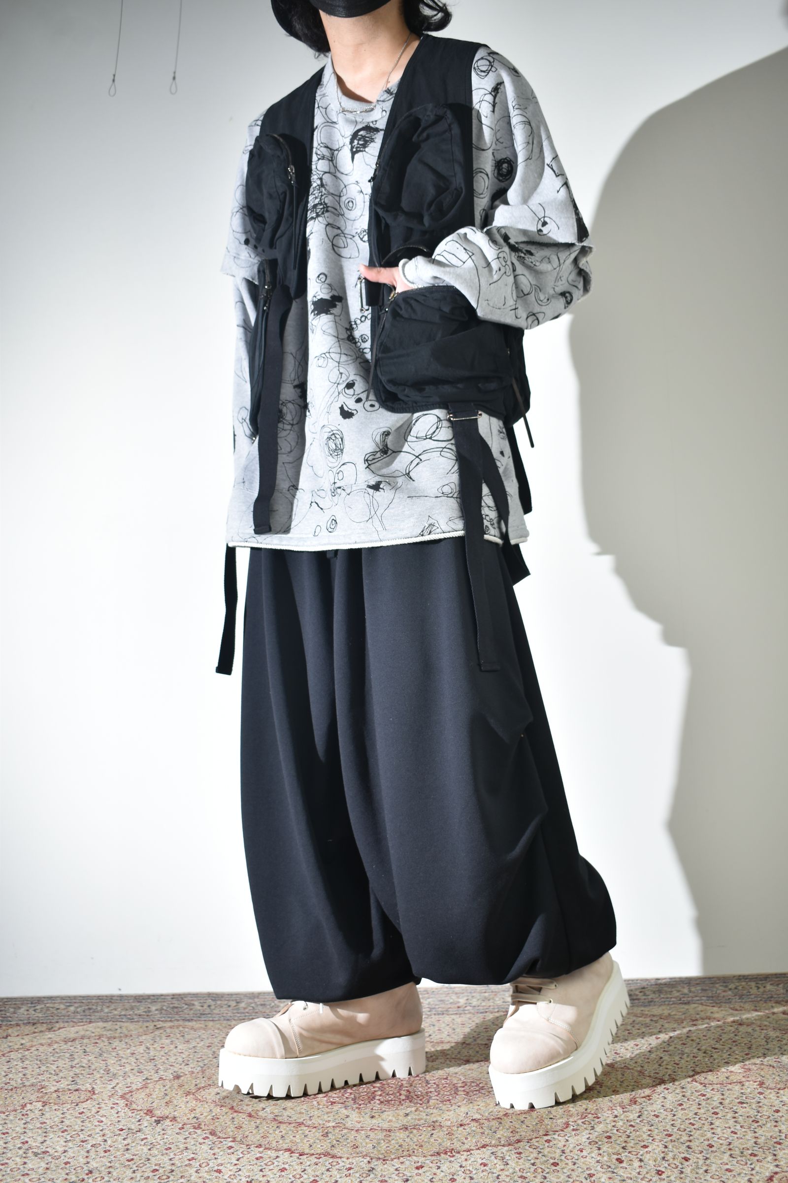 ラフなスウェットにベスト