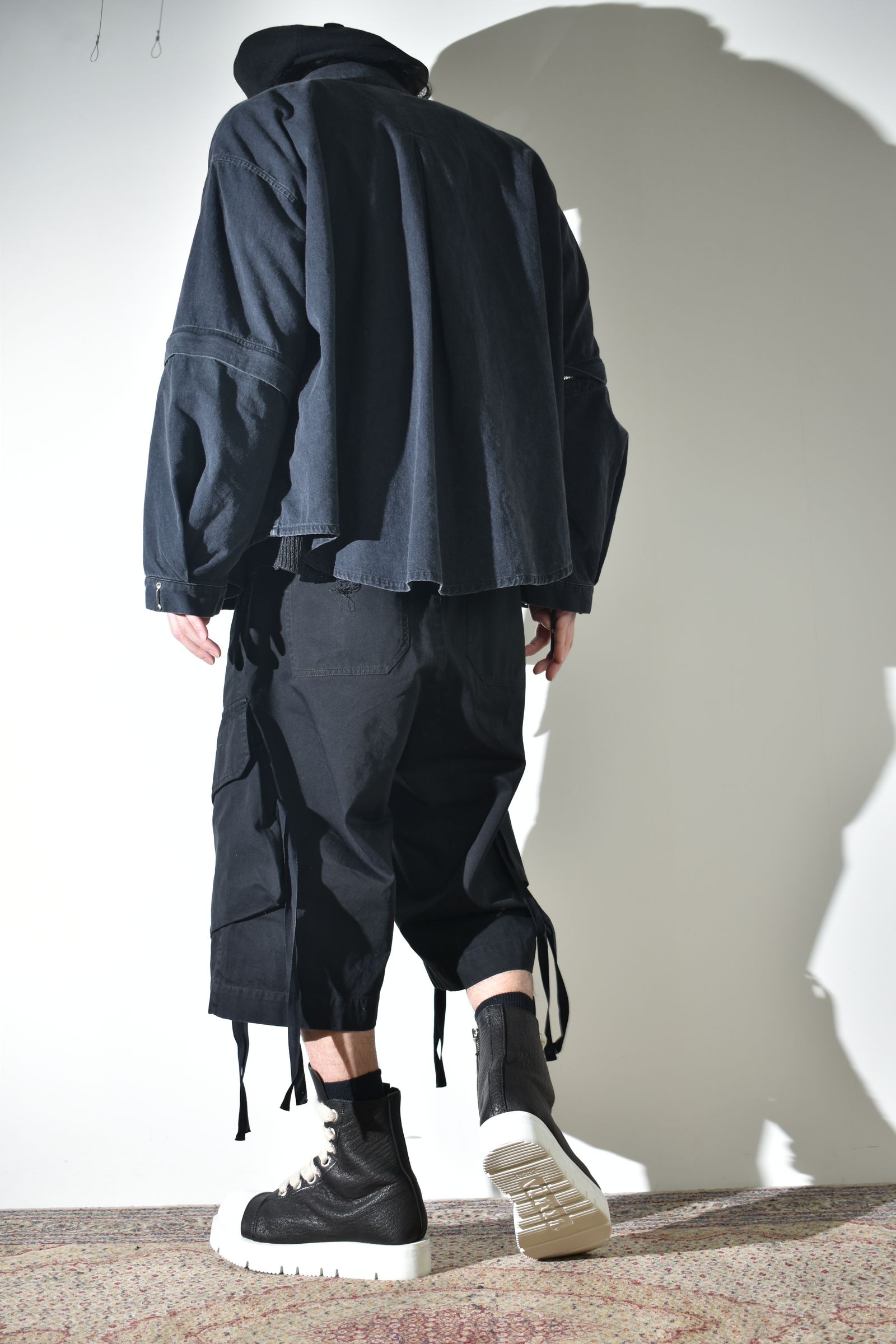 デニムシャツとカーゴショーツ