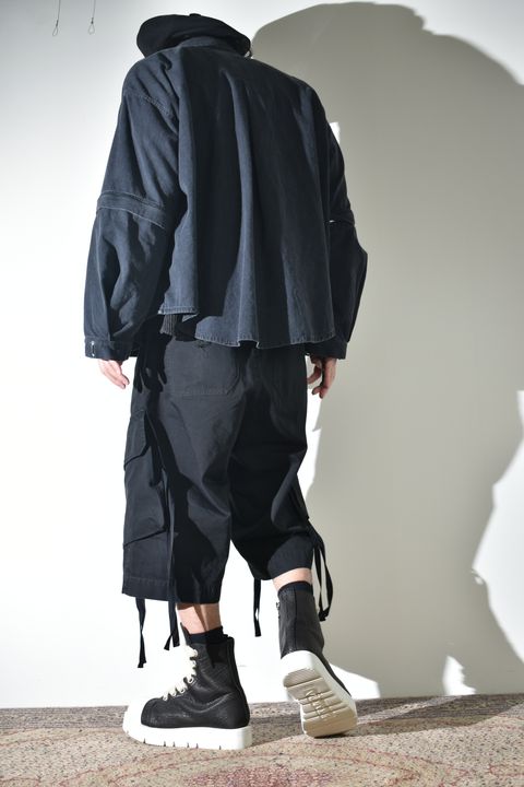 デニムシャツとカーゴショーツ