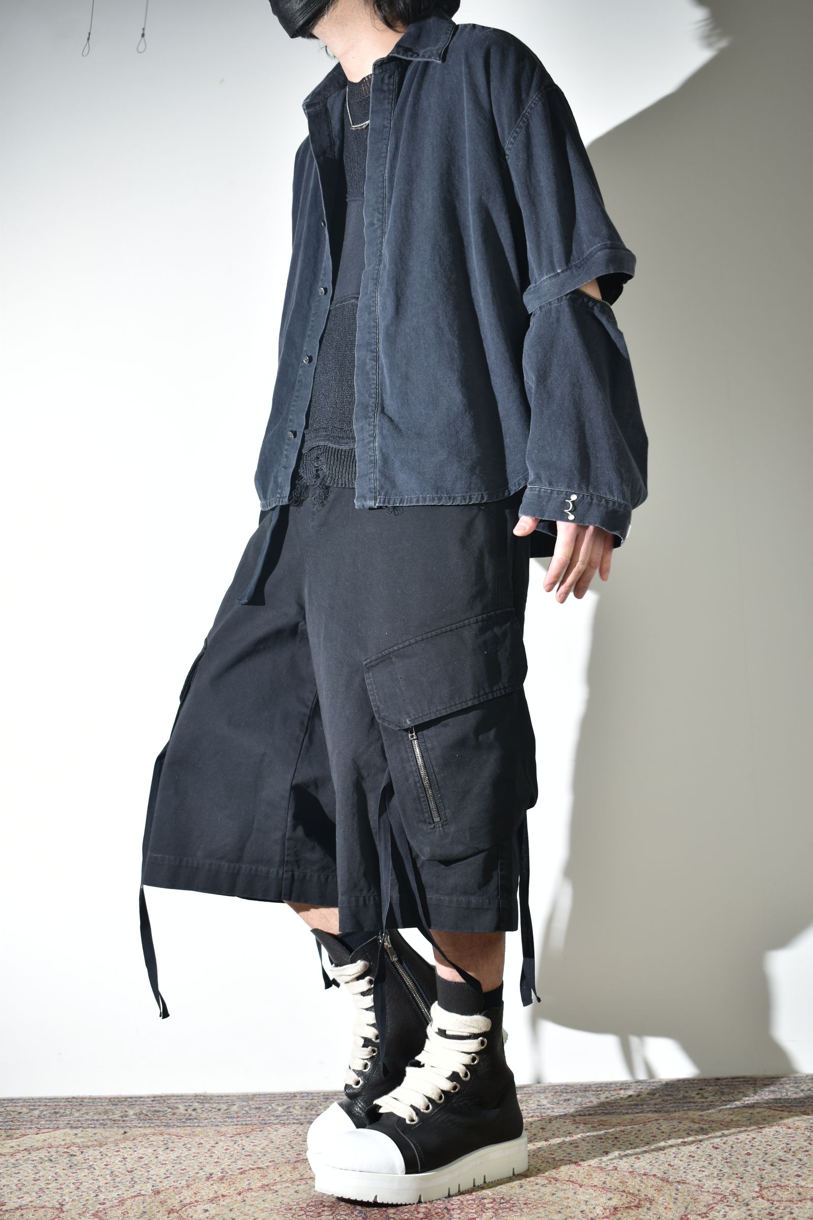 デニムシャツとカーゴショーツ
