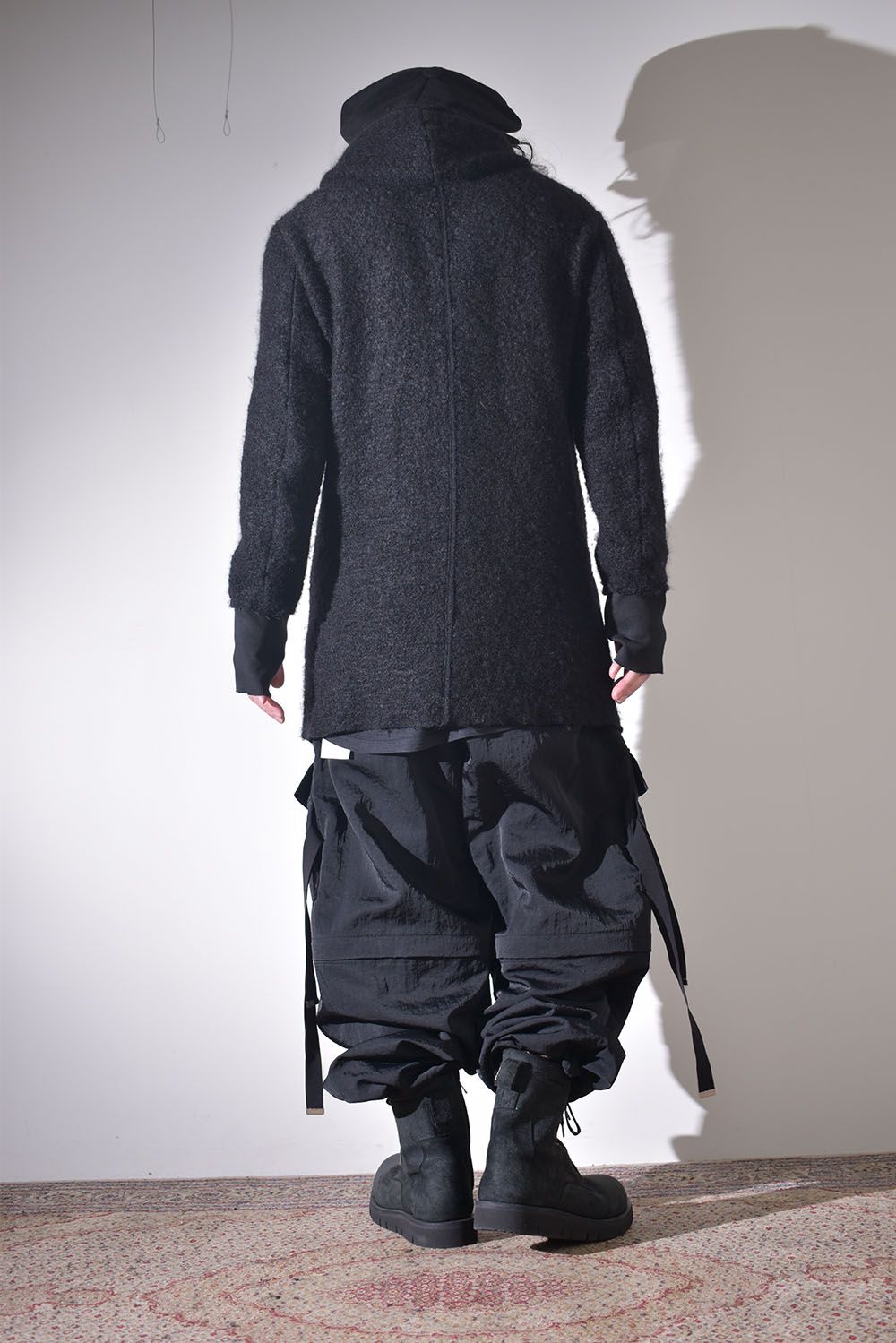 素材の変化で楽しむオールブラック