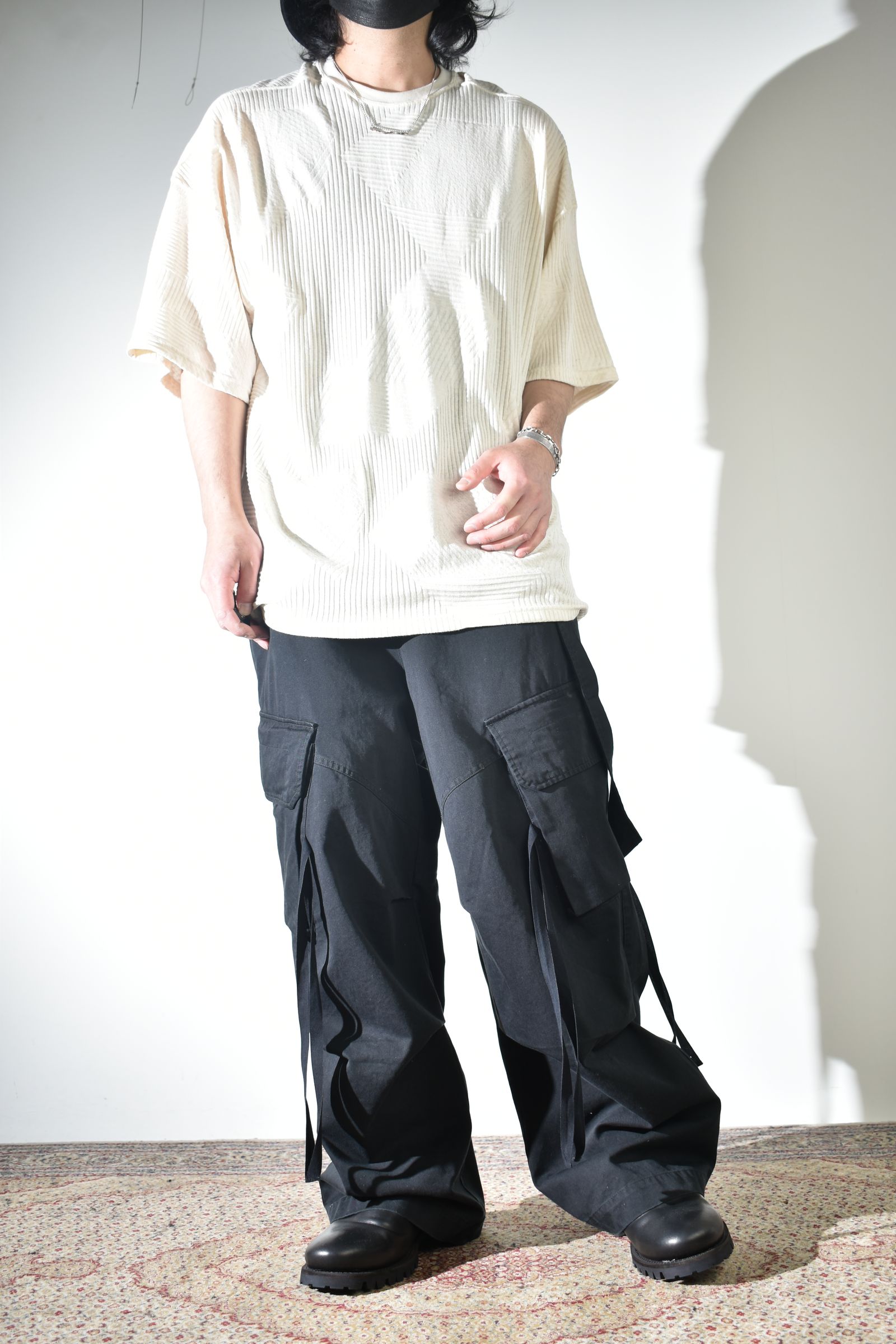 ワイドカーゴで合わせるソリッドなシャツ