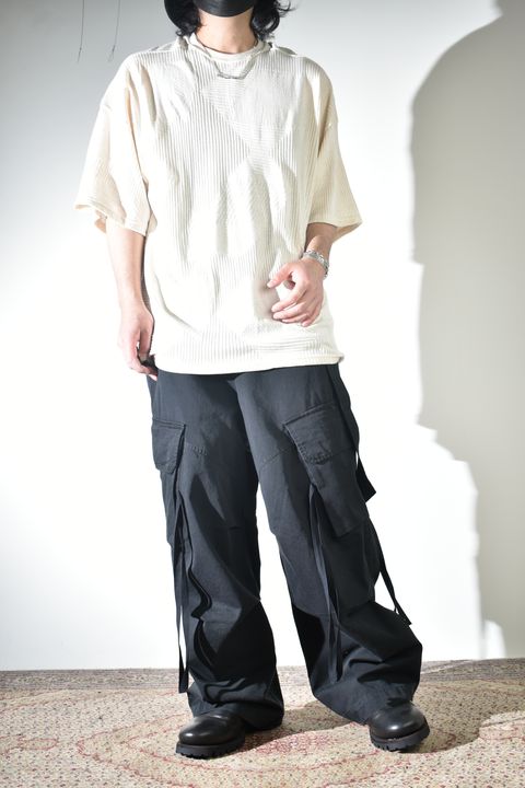 ワイドカーゴで合わせるソリッドなシャツ