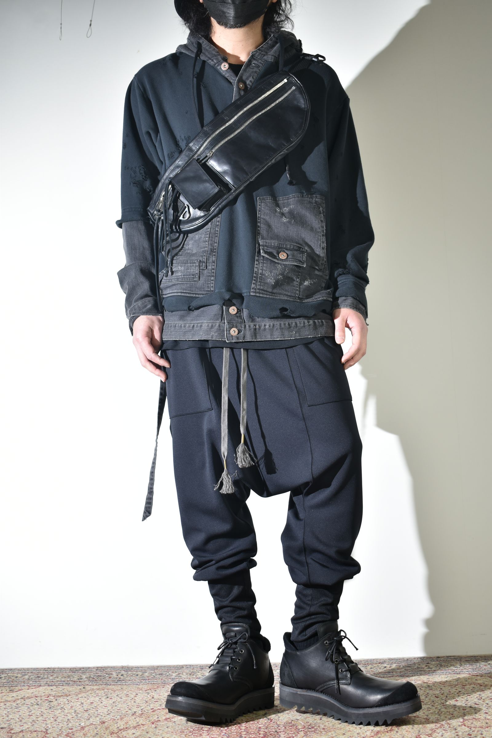 リラックス感のあるパンツでカジュアルに