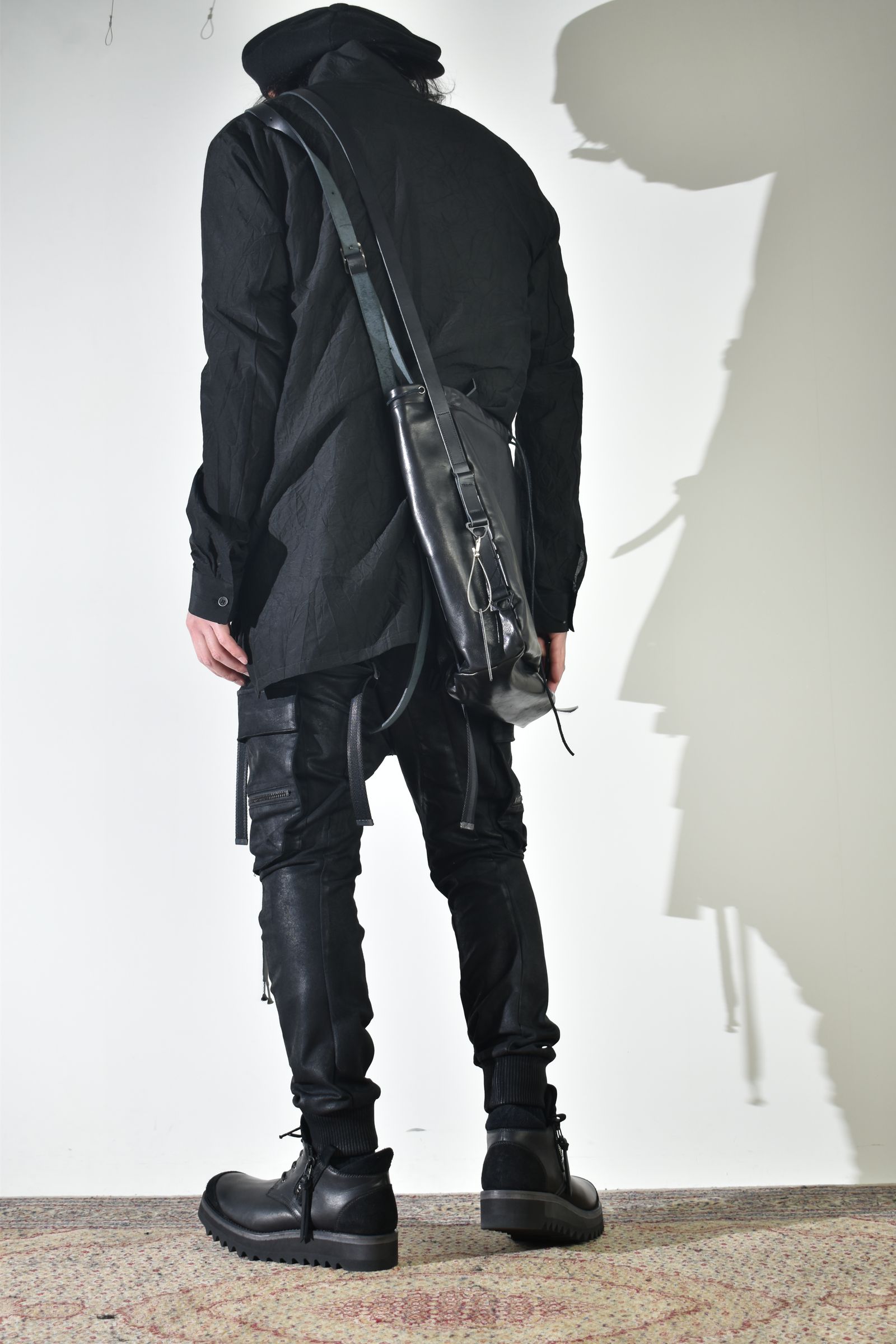 ショールカラーシャツ、インナーは白で