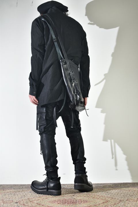 ショールカラーシャツ、インナーは白で