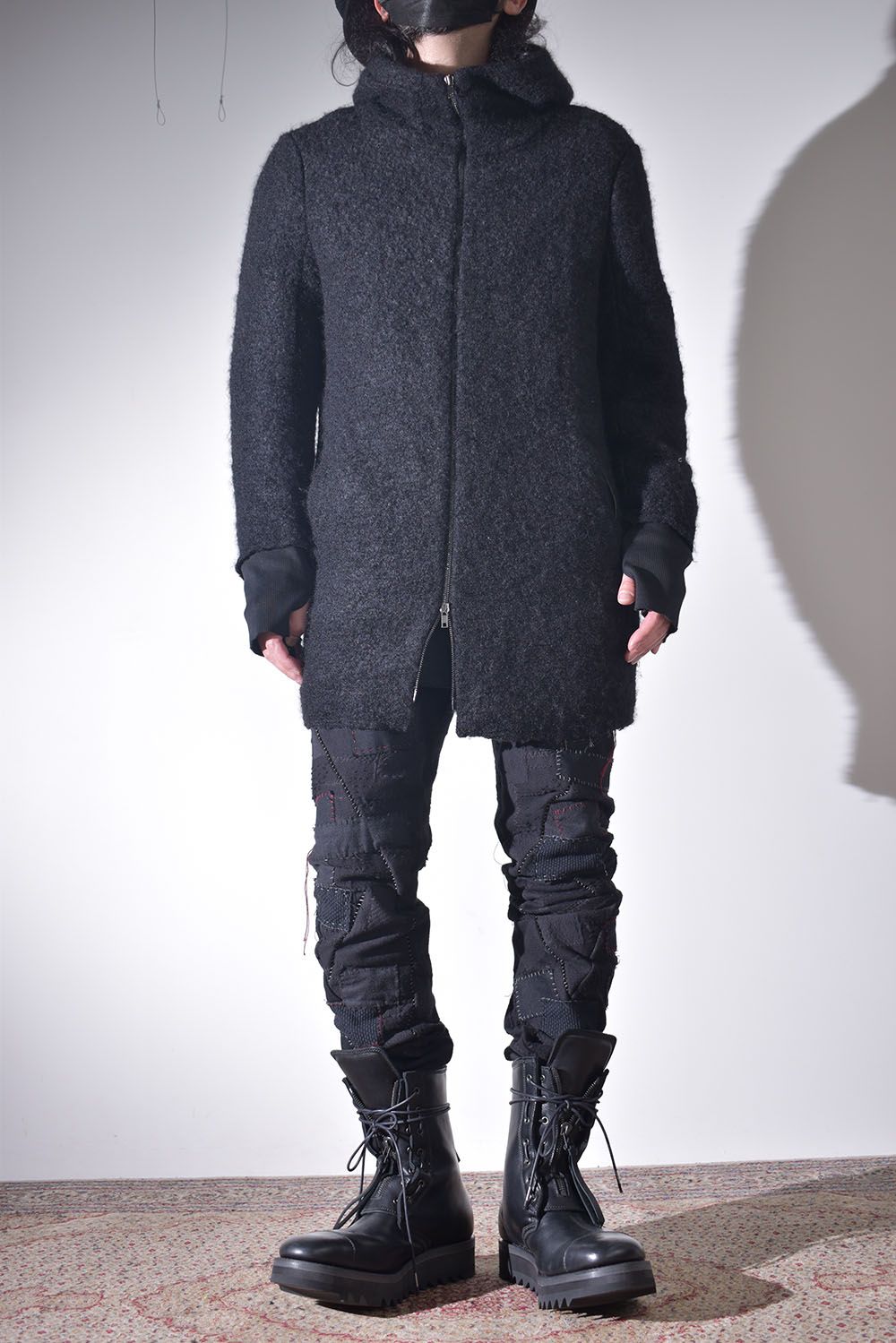 ライトアウターに保温性の高いフーディを差し込む