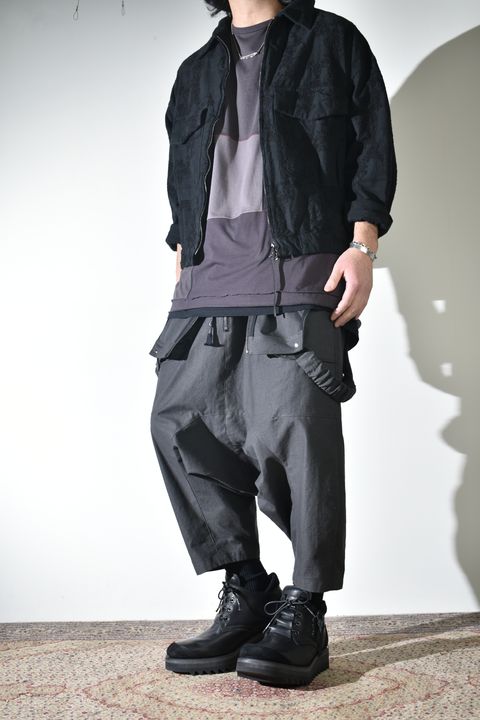 オーバーオールにラフなブルゾン