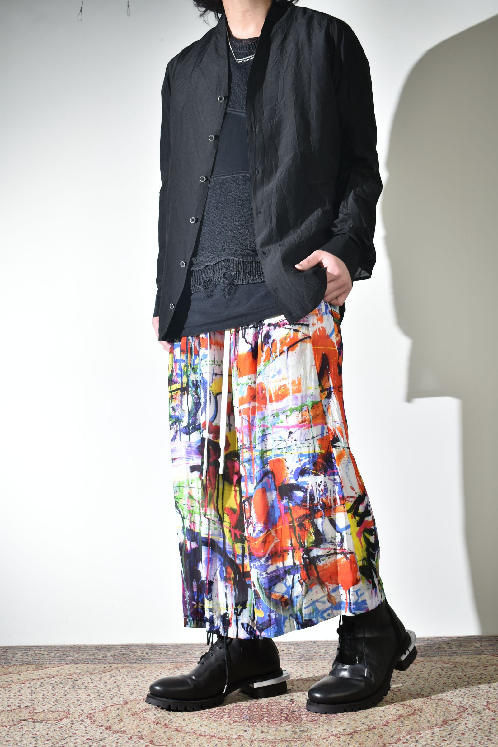 ソリッドなシャツにカラフルなクロップドイージーパンツ