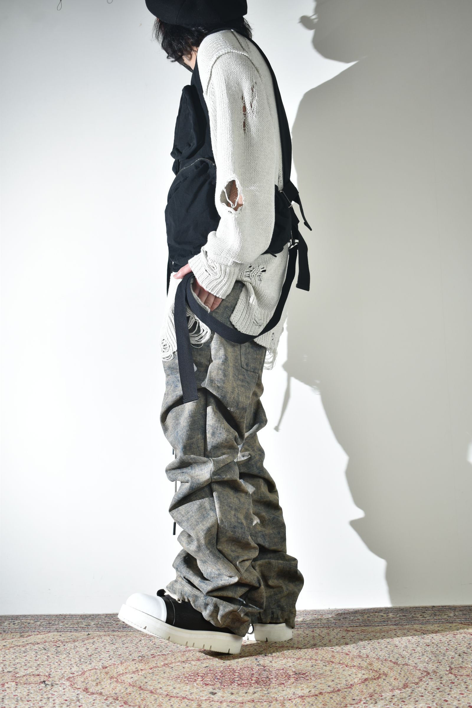 通気性も良いダメージコットンニットにベストでレイヤード