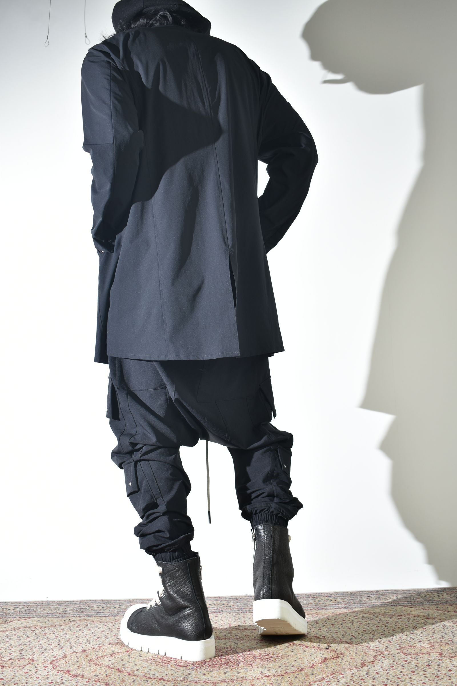 テクニカルな生地感とディテールで