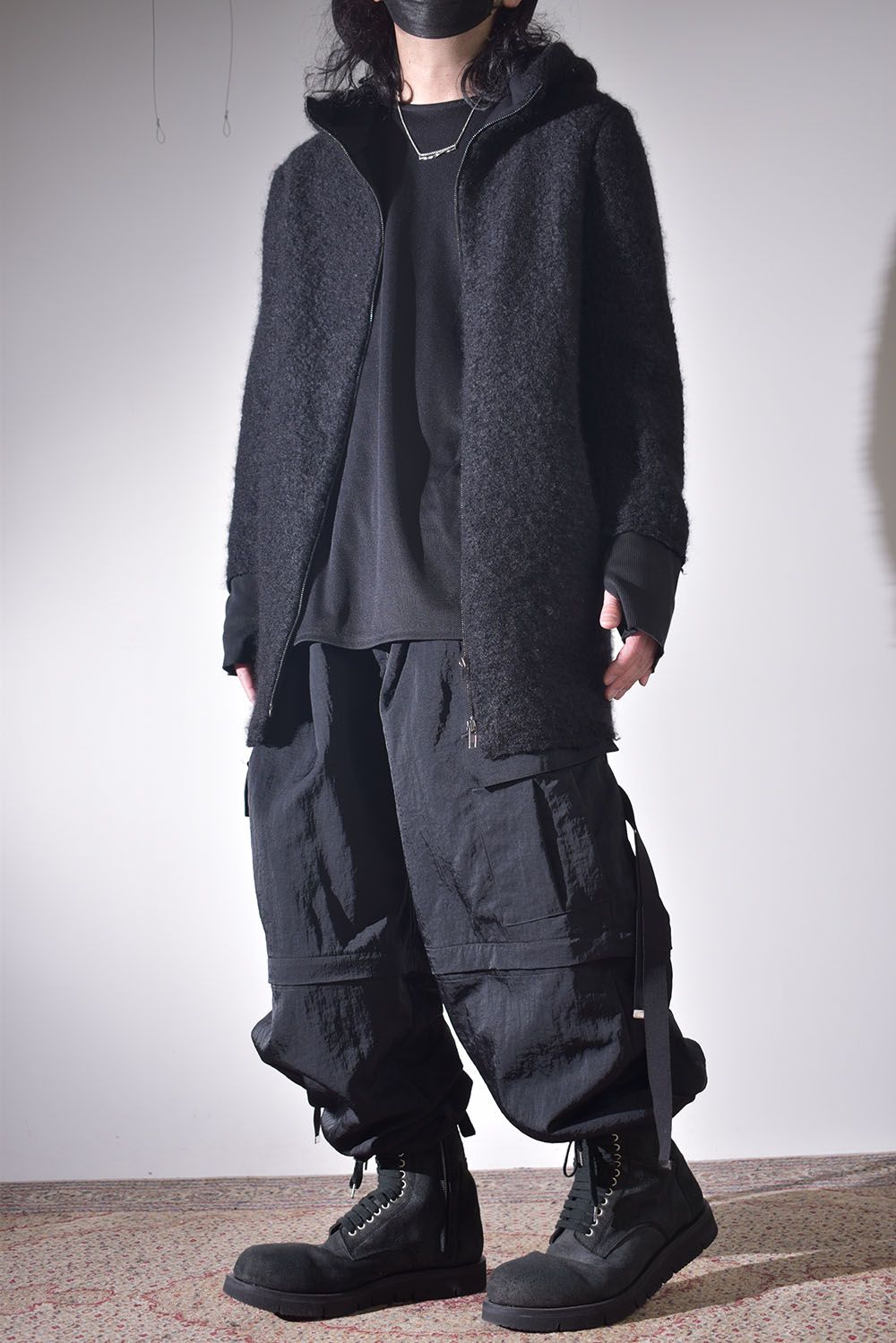 素材の変化で楽しむオールブラック