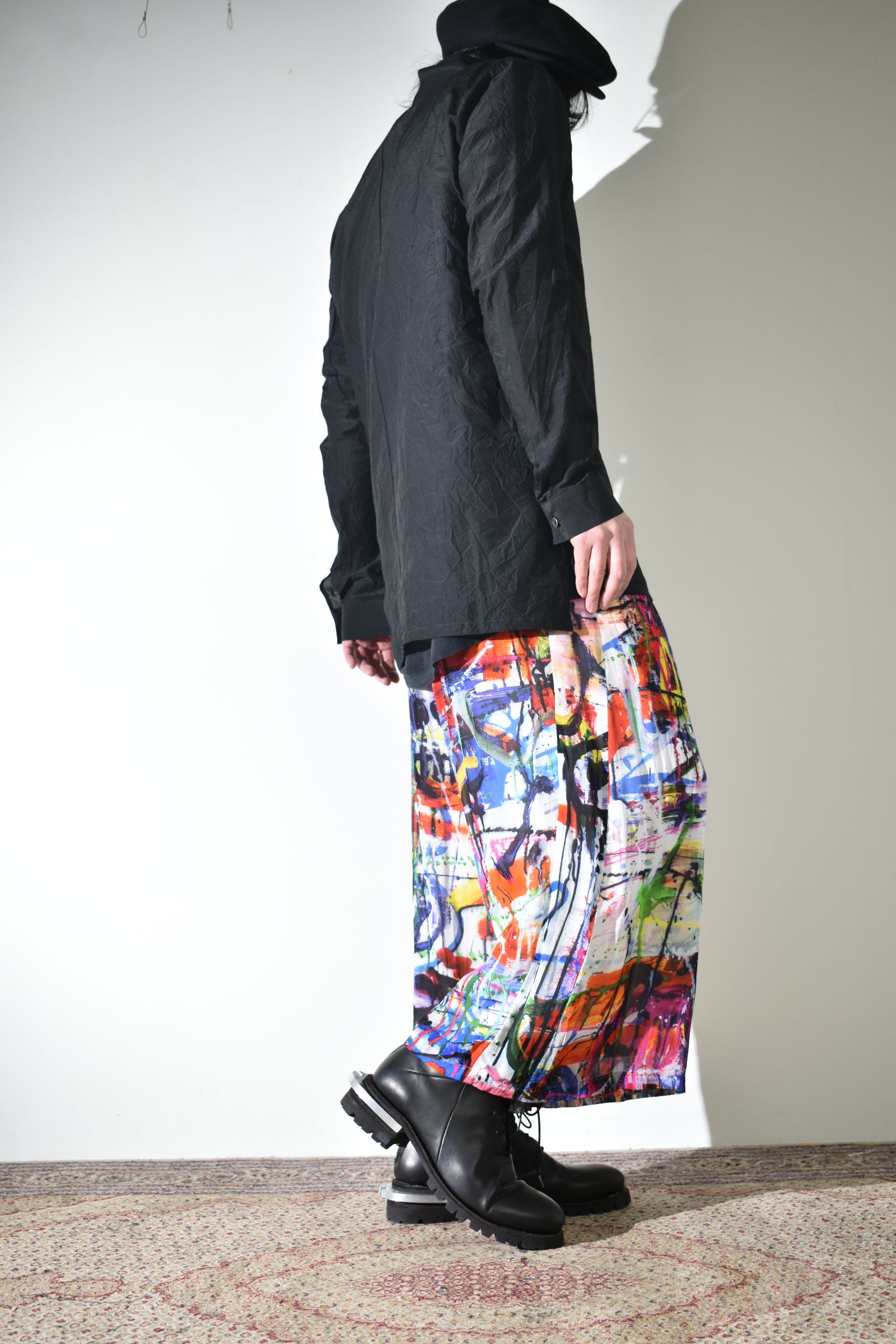 ソリッドなシャツにカラフルなクロップドイージーパンツ