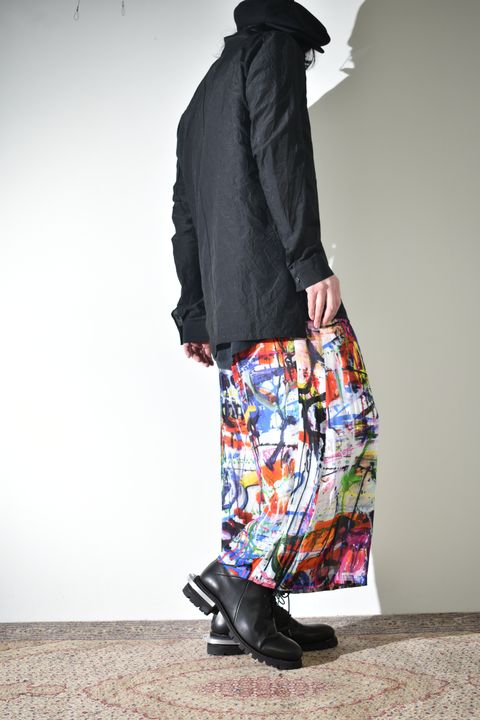 ソリッドなシャツにカラフルなクロップドイージーパンツ