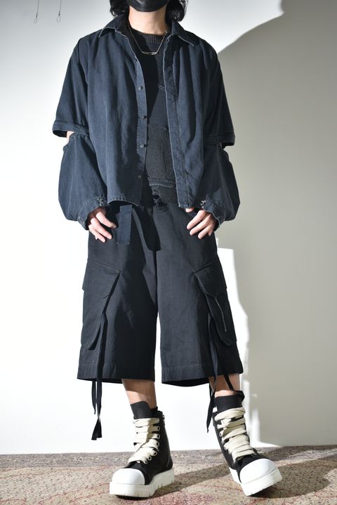 デニムシャツとカーゴショーツ