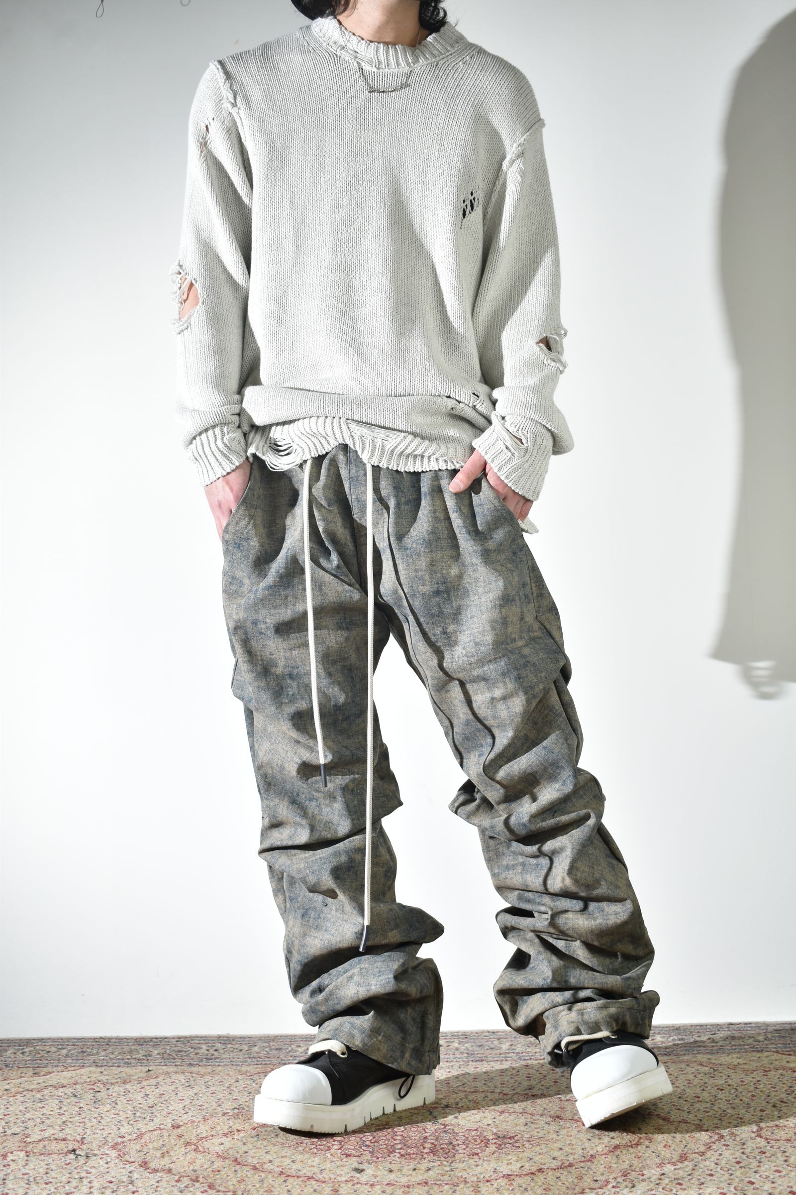 通気性も良いダメージコットンニットにベストでレイヤード