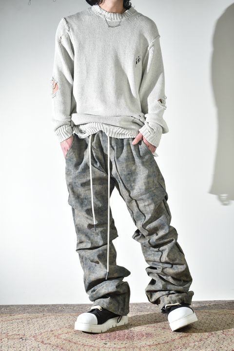 通気性も良いダメージコットンニットにベストでレイヤード