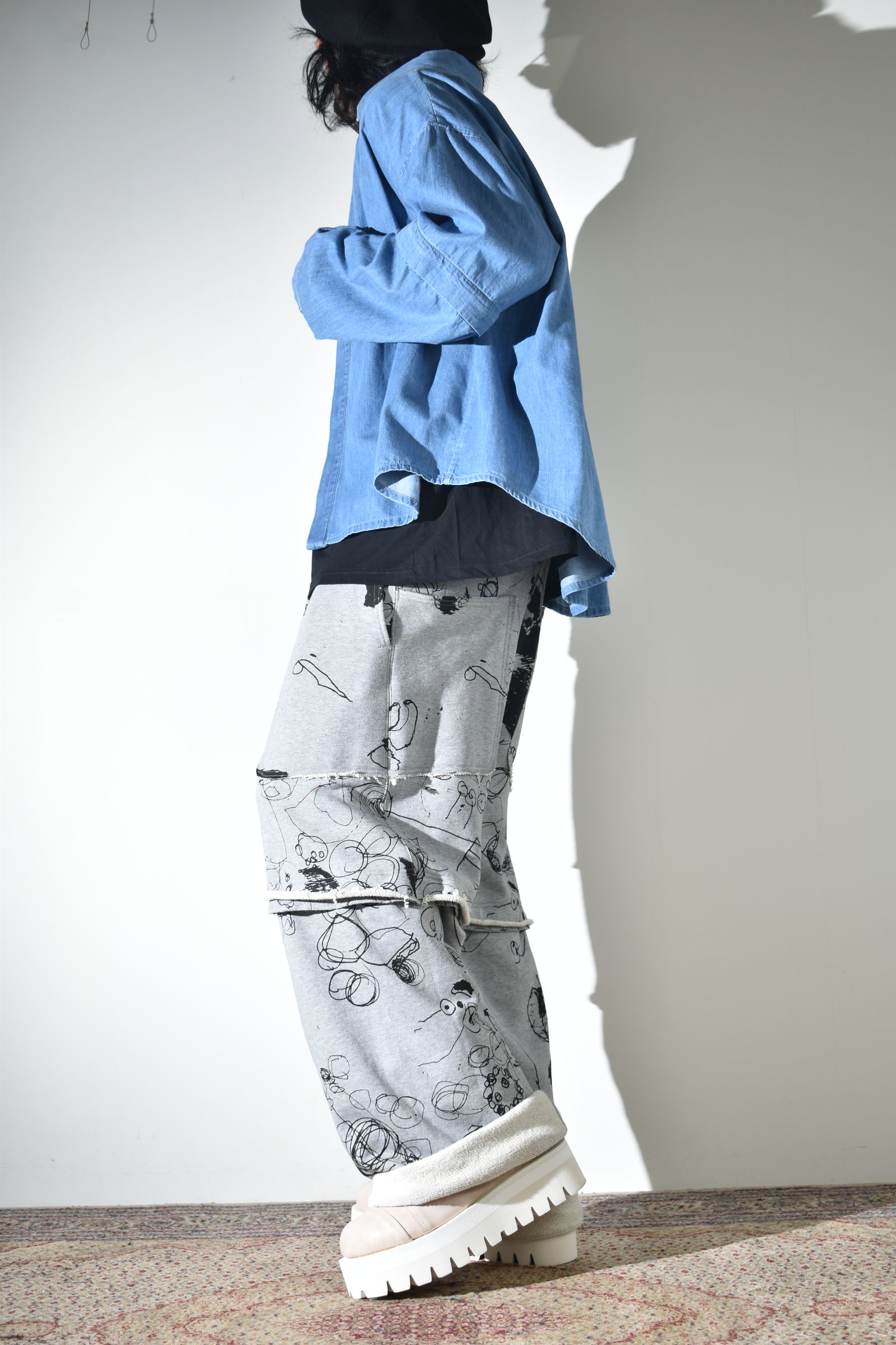 カジュアルだけじゃないデニムシャツ×スウェットパンツ