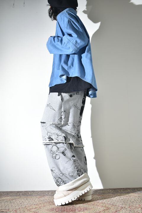 カジュアルだけじゃないデニムシャツ×スウェットパンツ