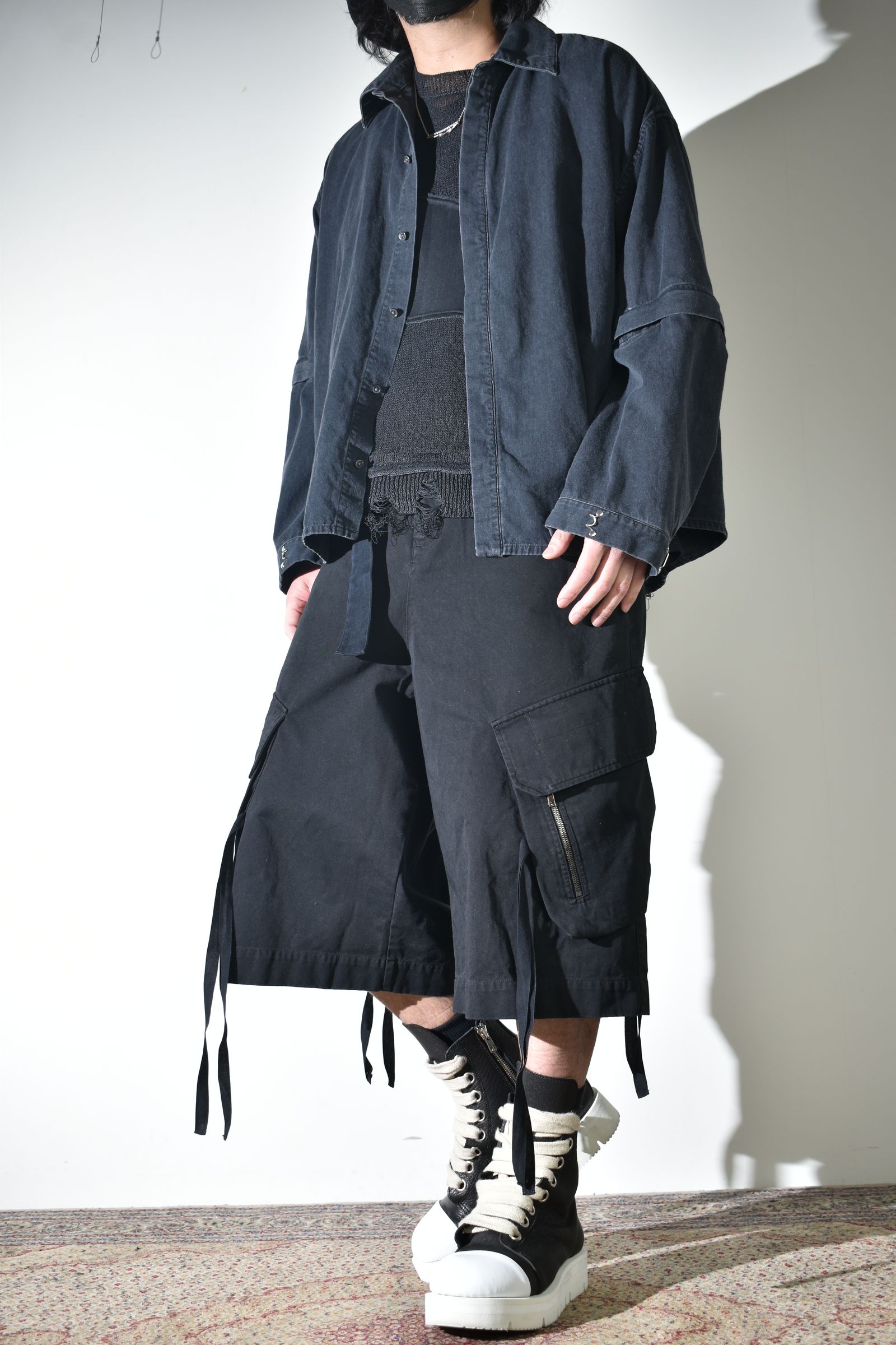 デニムシャツとカーゴショーツ