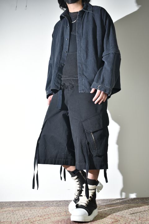 デニムシャツとカーゴショーツ