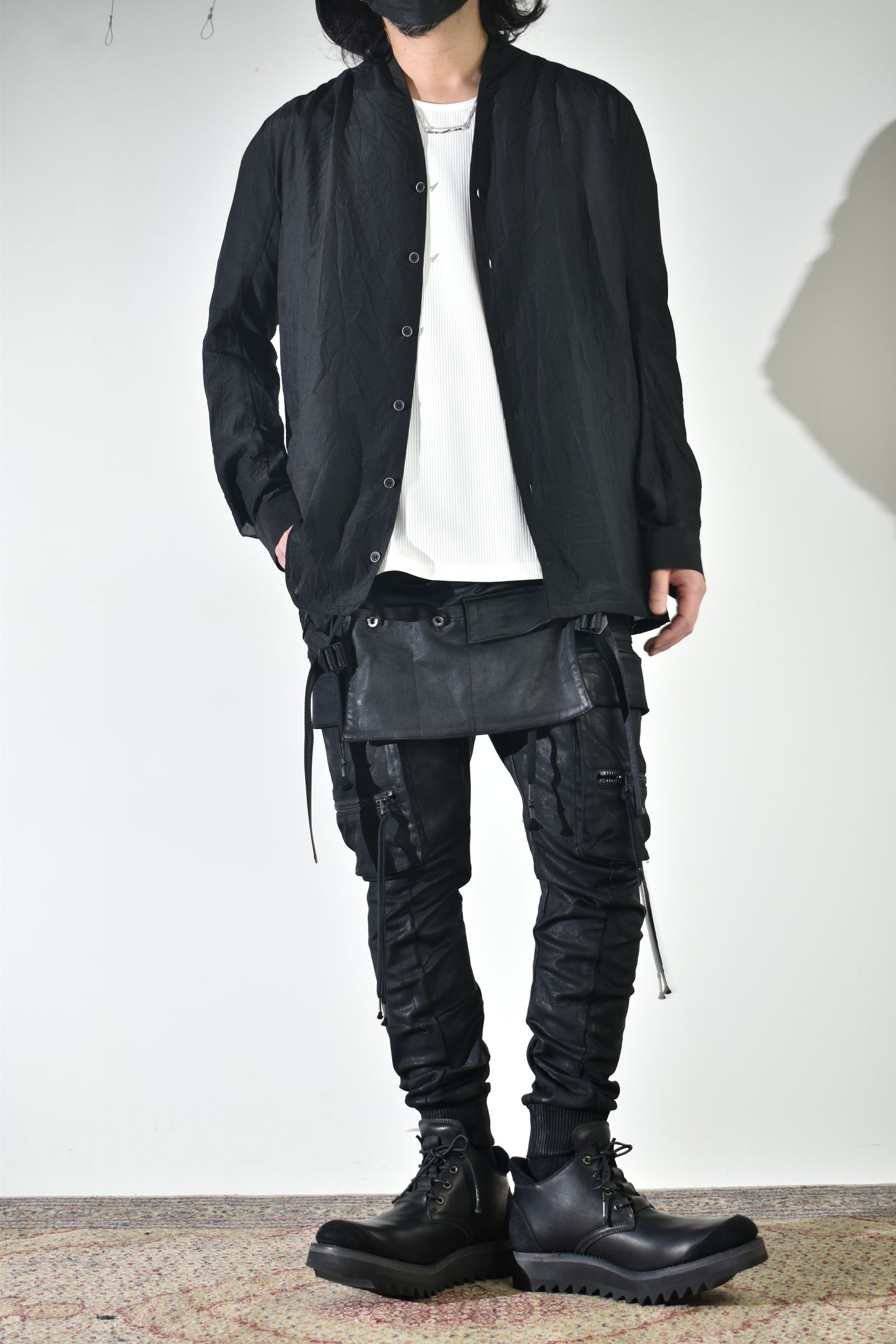 ショールカラーシャツ、インナーは白で