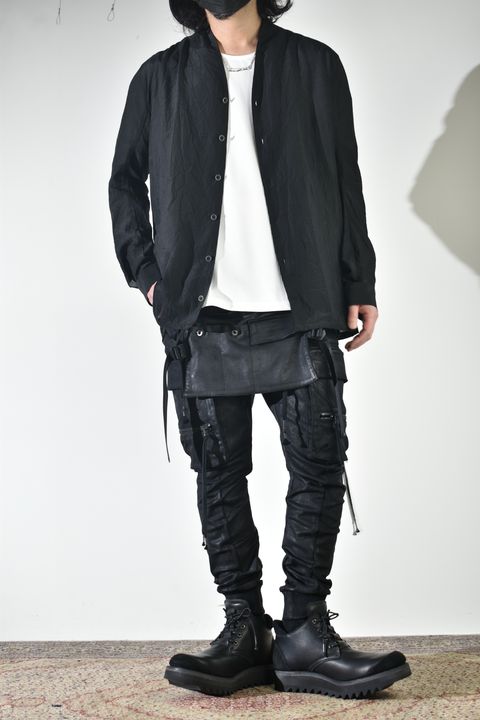 ショールカラーシャツ、インナーは白で