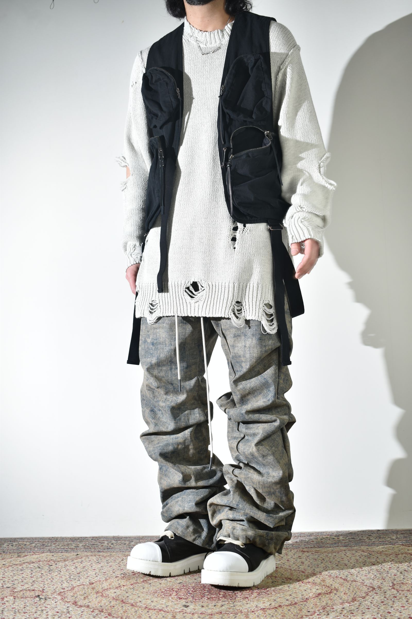 通気性も良いダメージコットンニットにベストでレイヤード