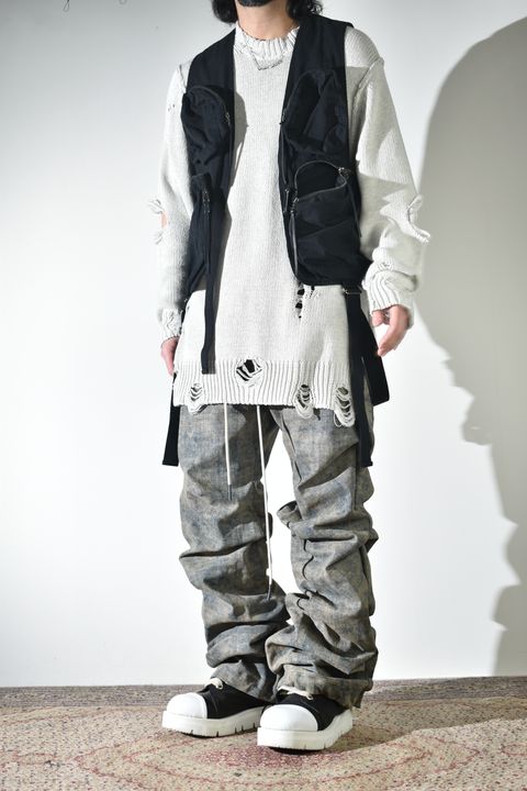 通気性も良いダメージコットンニットにベストでレイヤード