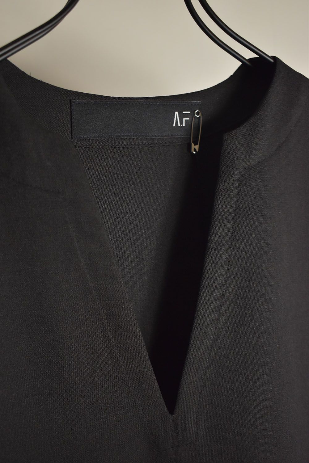 Collarless Top"Black" / カラーレストップ"ブラック"