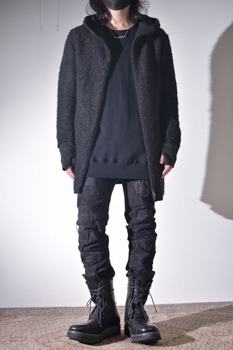 ライトアウターに保温性の高いフーディを差し込む