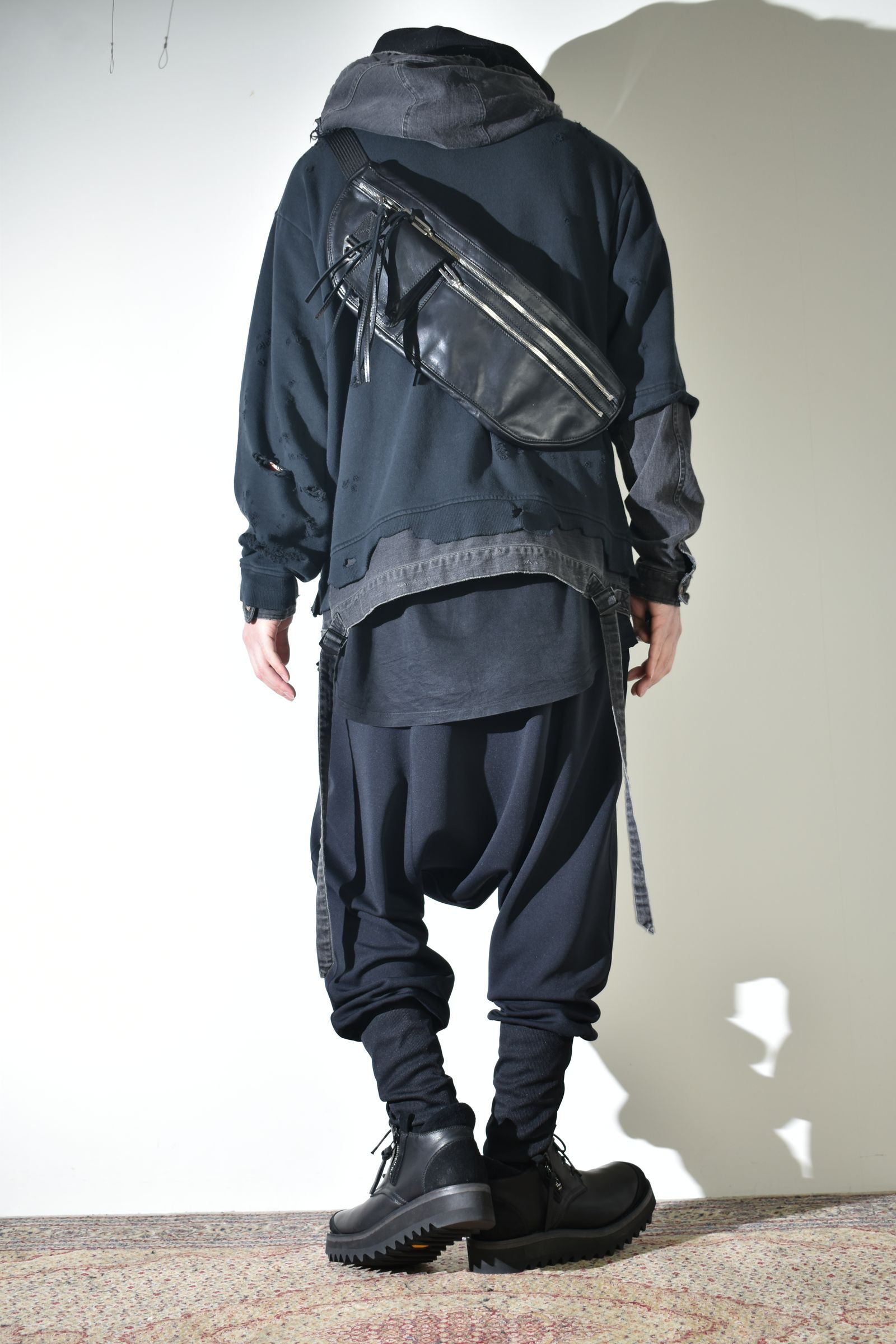 リラックス感のあるパンツでカジュアルに